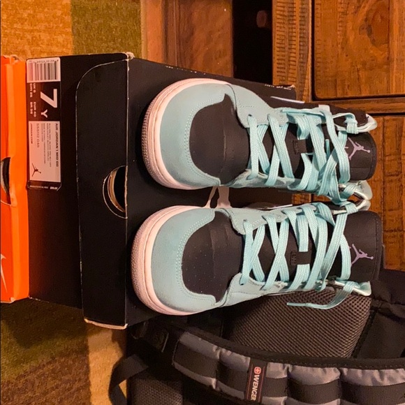 See pic for on box sneaker description - Picture 1 of 8